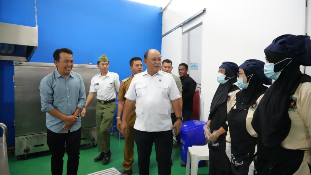 Dorong Ekonomi Rakyat melalui MBG, Kepala BGN Dharmasraya Pantau SPPG di Bandung