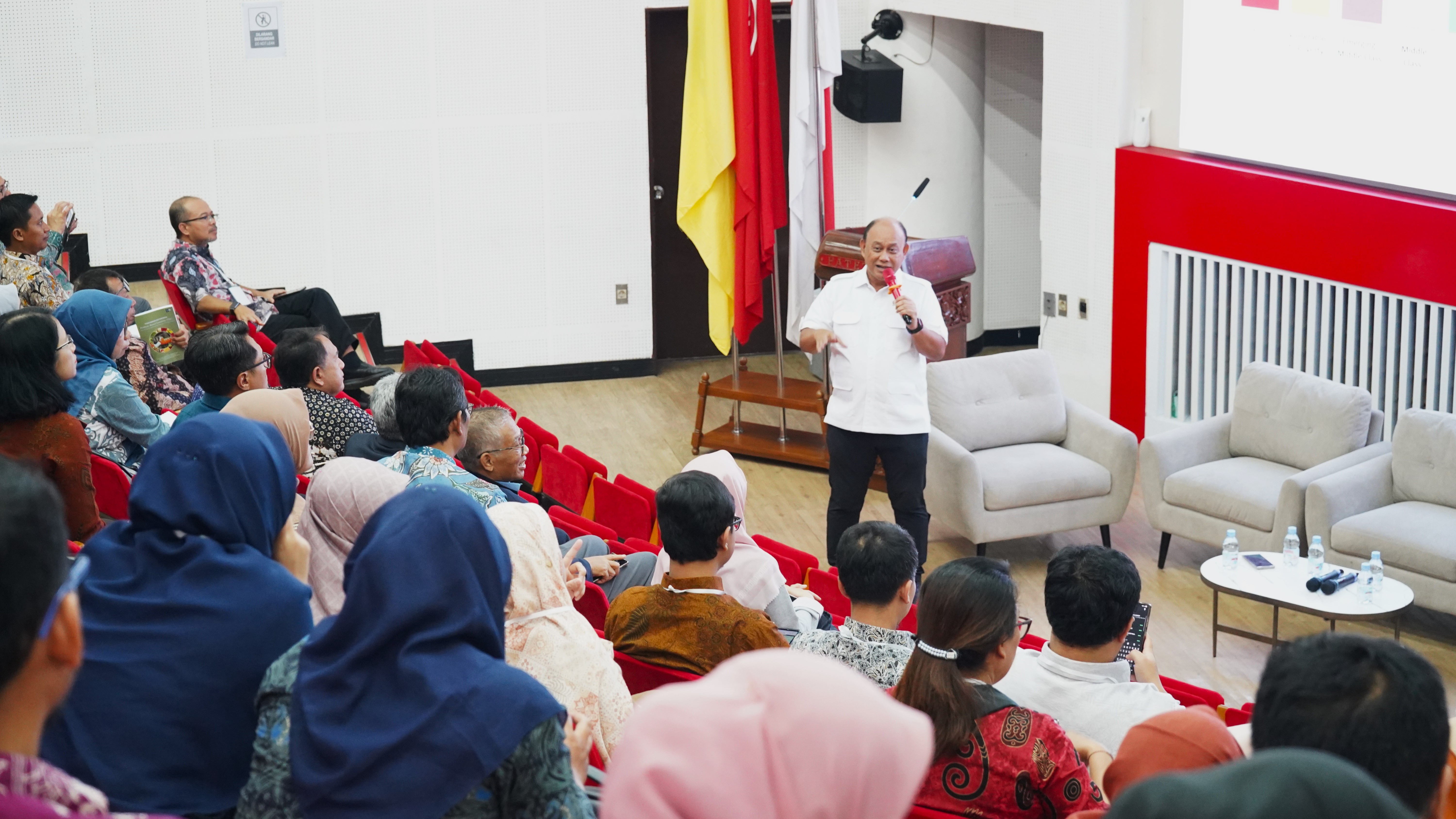 picture-Kabadan BGN Dharmasraya Hadiri Seminar Nasional dan Pertemuan Forum Komunikasi Perguran Tinggi Teknologi Pertanian Indonesia Kebijakan Nasional dan Tantangan 